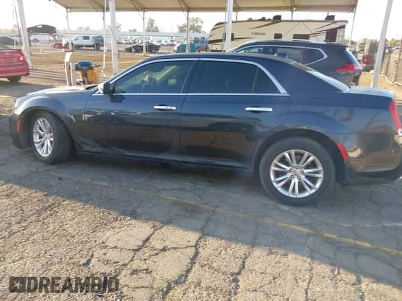 2016 Chrysler 300 Anniversary Edition с VIN 2C3CCAAG6GH307818, выставлен на аукционе IAAI как лот 43292170 с пробегом 107 627 миль миль и . История ставок и продаж доступна на DreamBid. Изображение 14.