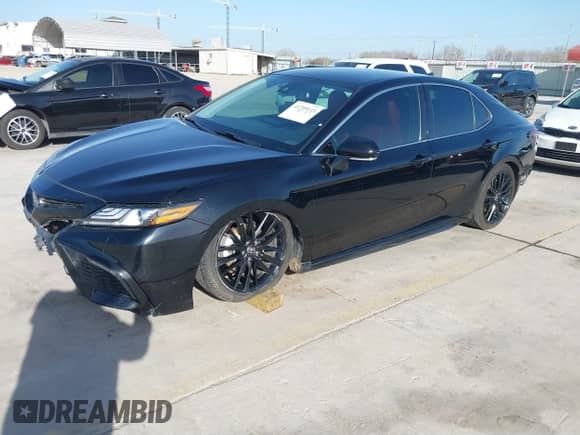 2022 Toyota Camry Hybrid XSE z VIN 4T1K31AK4NU579480, wystawiony jako IAAI lot #41709133 z przebiegiem 66 968 mil mil oraz . Historia ofert i sprzedaży dostępna na DreamBid. Obrazek 2.