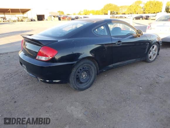 2006 Hyundai Tiburon GS z VIN KMHHM65DX6U217882, wystawiony jako IAAI lot #43576572 z przebiegiem 158 336 mil mil oraz . Historia ofert i sprzedaży dostępna na DreamBid. Obrazek 4.