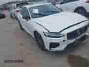 2022 Volvo S60 Momentum z VIN 7JRL12TZ5NG161962, wystawiony jako IAAI lot #42289592 z przebiegiem 62 043 mil mil oraz . Historia ofert i sprzedaży dostępna na DreamBid. Obrazek 1.