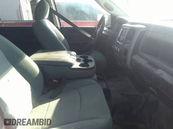 2018 Ram 1500 Express z VIN 1C6RR7KT7JS112465, wystawiony jako IAAI lot #40562073 z przebiegiem 212 718 mil mil oraz . Historia ofert i sprzedaży dostępna na DreamBid. Obrazek 5.