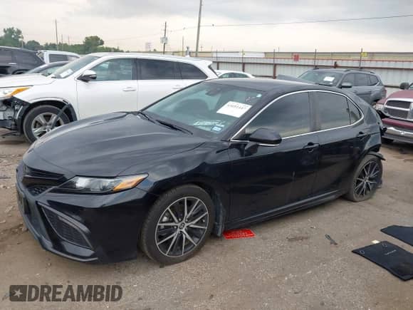 2023 Toyota Camry SE z VIN 4T1G11AK1PU789940, wystawiony jako IAAI lot #43051447 z przebiegiem 23 042 mil mil oraz . Historia ofert i sprzedaży dostępna na DreamBid. Obrazek 2.