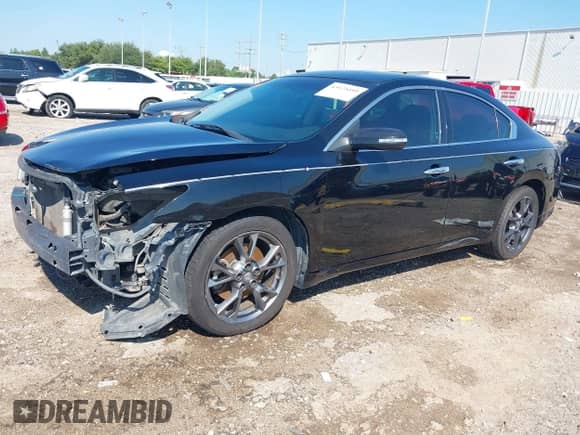 2014 Nissan Maxima S z VIN 1N4AA5AP4EC498516, wystawiony jako IAAI lot #43125499 z przebiegiem 159 797 mil mil oraz . Historia ofert i sprzedaży dostępna na DreamBid. Obrazek 2.