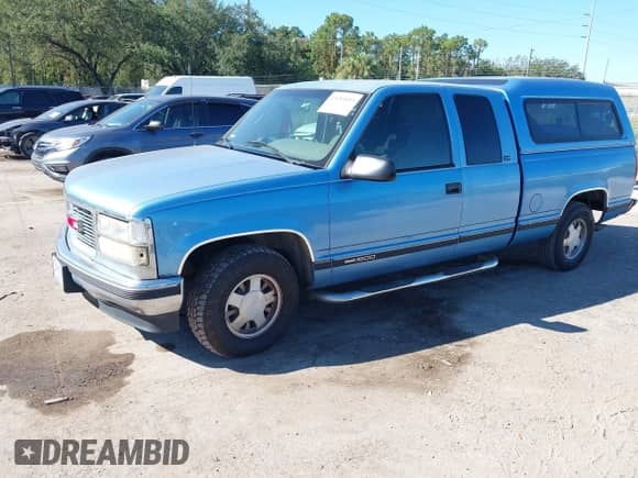 1996 GMC Sierra 1500 z VIN 2GTEC19M9T1527701, wystawiony jako IAAI lot #43289683 z przebiegiem 297 195 mil mil oraz . Historia ofert i sprzedaży dostępna na DreamBid. Obrazek 2.