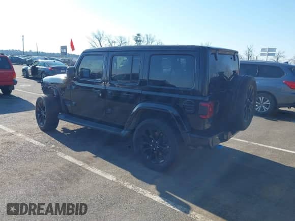 2021 Jeep Wrangler Unlimited Sahara z VIN 1C4JJXP62MW826470, wystawiony jako IAAI lot #41651709 z przebiegiem 44 677 mil mil oraz . Historia ofert i sprzedaży dostępna na DreamBid. Obrazek 3.