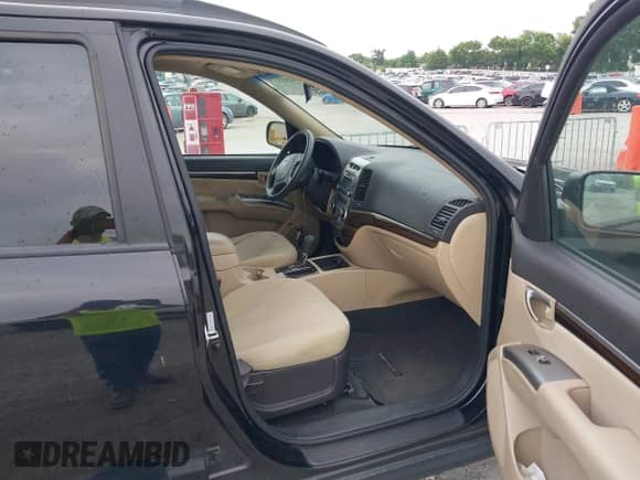 2012 Hyundai Santa Fe GLS z VIN 5XYZG3ABXCG093158, wystawiony jako IAAI lot #42653374 z przebiegiem 233 400 mil mil oraz . Historia ofert i sprzedaży dostępna na DreamBid. Obrazek 5.