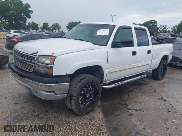 2006 Chevrolet Silverado 1500HD LT1 с VIN 1GCGK13U46F135775, выставлен на аукционе IAAI как лот 42184927 с пробегом 293 748 миль миль и . История ставок и продаж доступна на DreamBid. Изображение 19.