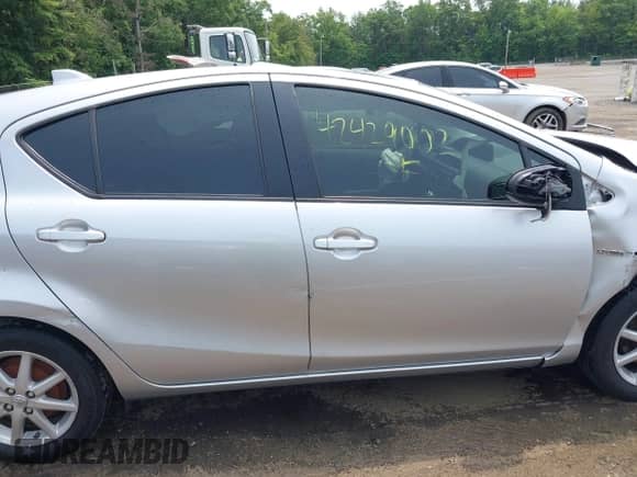 2015 Toyota Prius One z VIN JTDKDTB38F1582101, wystawiony jako IAAI lot #42429002 z przebiegiem 182 948 mil mil oraz . Historia ofert i sprzedaży dostępna na DreamBid. Obrazek 13.