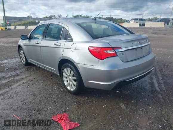 2013 Chrysler 200 Touring z VIN 1C3CCBBG4DN527370, wystawiony jako IAAI lot #43364588 z przebiegiem 188 576 mil mil oraz . Historia ofert i sprzedaży dostępna na DreamBid. Obrazek 3.