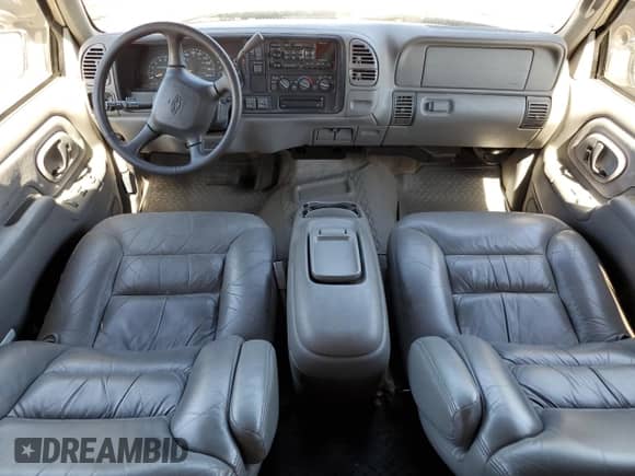 1999 Chevrolet Tahoe z VIN 3GNEK18R5XG184695, wystawiony jako Copart lot #67697224 z przebiegiem 135 316 mil mil oraz Szkoda całkowita • Salvage title. Historia ofert i sprzedaży dostępna na DreamBid. Obrazek 8.