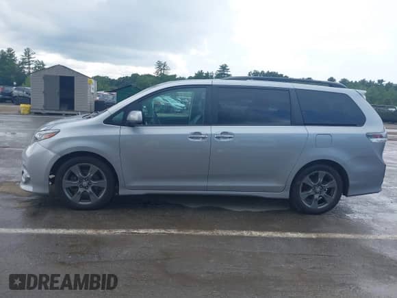 2017 Toyota Sienna SE z VIN 5TDXZ3DC4HS880185, wystawiony jako IAAI lot #42729802 z przebiegiem 97 072 mil mil oraz . Historia ofert i sprzedaży dostępna na DreamBid. Obrazek 14.