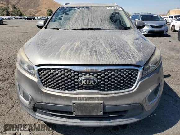 2017 Kia Sorento LX z VIN 5XYPG4A58HG322547, wystawiony jako Copart lot #81338515 z przebiegiem 147 080 mil mil oraz Czysty tytuł • Clean title. Historia ofert i sprzedaży dostępna na DreamBid. Obrazek 5.