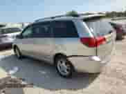 2005 Toyota Sienna XLE z VIN 5TDBA22C85S028982, wystawiony jako Copart lot #80189545 z przebiegiem 227 861 mil mil oraz Szkoda całkowita • Salvage title. Historia ofert i sprzedaży dostępna na DreamBid. Obrazek 2.