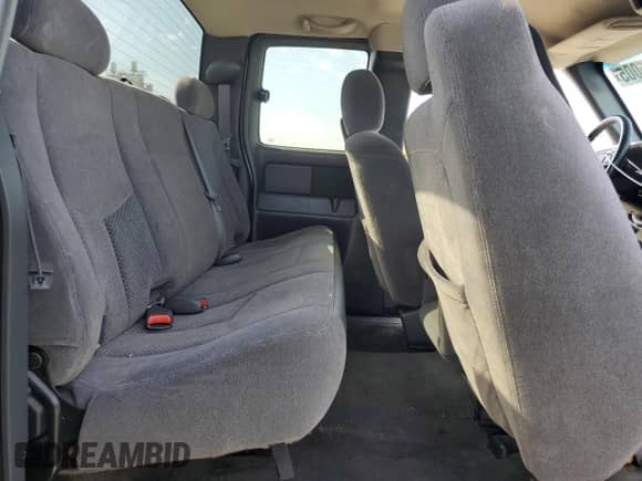 2006 Chevrolet Silverado 1500 Work Truck z VIN 1GCEC19VX6Z214600, wystawiony jako Copart lot #70415005 z przebiegiem 254 222 mil mil oraz Czysty tytuł • Clean title. Historia ofert i sprzedaży dostępna na DreamBid. Obrazek 10.