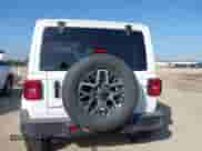 2025 Jeep Wrangler Sahara z VIN 1C4PJXENXSW574145, wystawiony jako IAAI lot #42856889 z przebiegiem 5 962 mil mil oraz . Historia ofert i sprzedaży dostępna na DreamBid. Obrazek 17.