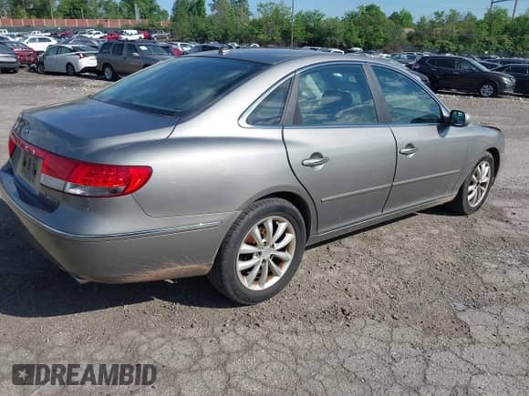 2008 Hyundai Azera Limited z VIN KMHFC46F68A333650, wystawiony jako IAAI lot #42224987 z przebiegiem 105 229 mil mil oraz . Historia ofert i sprzedaży dostępna na DreamBid. Obrazek 4.