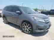 2020 Honda Pilot Touring 7-Passenger z VIN 5FNYF5H67LB021621, wystawiony jako IAAI lot #42446583 z przebiegiem 137 813 mil mil oraz . Historia ofert i sprzedaży dostępna na DreamBid. Obrazek 1.