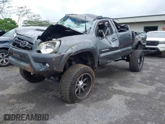 2014 Toyota Tacoma with VIN 3TMLU4EN6EM163334, listed as a IAAI auction lot 43066954 with Not provided miles and . Bid and sale history available at DreamBid. Image 17.