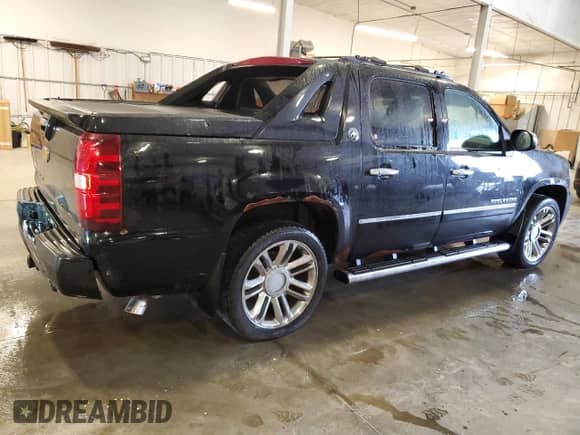 2013 Chevrolet Avalanche LTZ z VIN 3GNTKGE72DG263380, wystawiony jako Copart lot #80967825 z przebiegiem 176 752 mil mil oraz Czysty tytuł • Clean title. Historia ofert i sprzedaży dostępna na DreamBid. Obrazek 3.