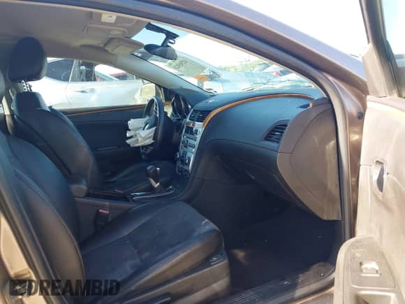 2012 Chevrolet Malibu 3LT z VIN 1G1ZF5E78CF119482, wystawiony jako IAAI lot #42305828 z przebiegiem 133 993 mil mil oraz . Historia ofert i sprzedaży dostępna na DreamBid. Obrazek 5.