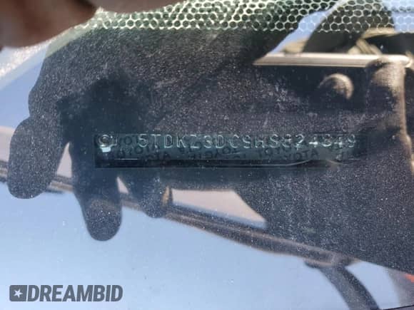 2017 Toyota Sienna LE Auto Access Seat z VIN 5TDKZ3DC9HS824849, wystawiony jako Copart lot #68481085 z przebiegiem Nie podano mil oraz Szkoda całkowita • Salvage title. Historia ofert i sprzedaży dostępna na DreamBid. Obrazek 14.