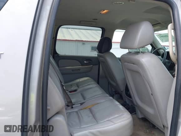 2007 Chevrolet Suburban LTZ z VIN 1GNFK16327J329256, wystawiony jako IAAI lot #42406004 z przebiegiem 281 627 mil mil oraz . Historia ofert i sprzedaży dostępna na DreamBid. Obrazek 8.