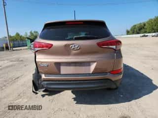 2016 Hyundai Tucson SE z VIN KM8J33A47GU135408, wystawiony jako Copart lot #71096375 z przebiegiem 104 842 mil mil oraz Szkoda całkowita • Salvage title. Historia ofert i sprzedaży dostępna na DreamBid. Obrazek 6.