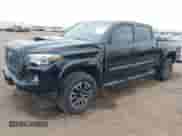 2020 Toyota Tacoma SR5 z VIN 3TMBZ5DN8LM023920, wystawiony jako IAAI lot #42015118 z przebiegiem 46 137 mil mil oraz . Historia ofert i sprzedaży dostępna na DreamBid. Obrazek 2.