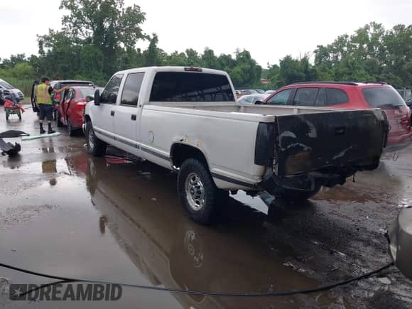 1997 Chevrolet Silverado 3500 z VIN 1GCGC33R4VF008124, wystawiony jako IAAI lot #42641985 z przebiegiem 229 962 mil mil oraz . Historia ofert i sprzedaży dostępna na DreamBid. Obrazek 3.