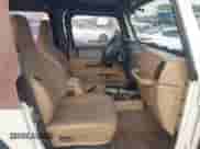 1999 Jeep Wrangler Sport z VIN 1J4FY19S1XP413327, wystawiony jako IAAI lot #43320976 z przebiegiem 90 849 mil mil oraz . Historia ofert i sprzedaży dostępna na DreamBid. Obrazek 5.