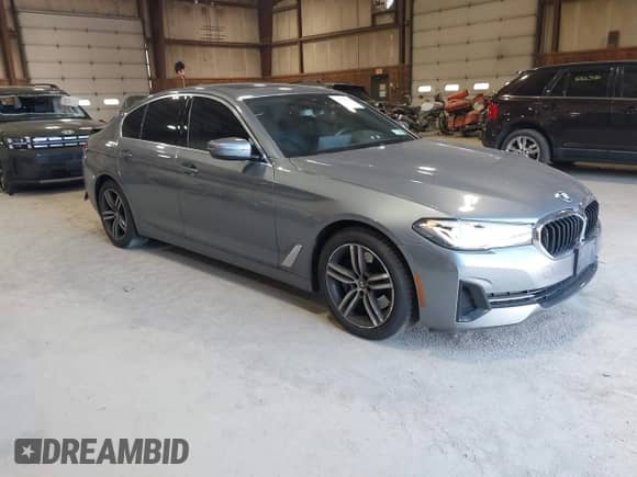 2021 BMW 5 Series 530i xDrive с VIN WBA13BJ09MWX01402, выставлен на аукционе IAAI как лот 42049864 с пробегом 52 026 миль миль и . История ставок и продаж доступна на DreamBid. Изображение 1.