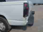 1998 Chevrolet Silverado 1500 z VIN 1GCEC19M7WE151745, wystawiony jako IAAI lot #42161857 z przebiegiem 203 640 mil mil oraz . Historia ofert i sprzedaży dostępna na DreamBid. Obrazek 12.