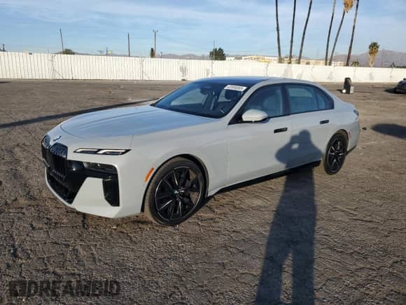 2024 BMW 7 Series 760i xDrive с VIN WBA33EJ03RCP85199, выставлен на аукционе Copart как лот 42009365 с пробегом 700 миль миль и Списание • Salvage title. История ставок и продаж доступна на DreamBid. Изображение 1.