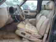 1999 Chevrolet Blazer LS z VIN 1GNCS13W0X2133425, wystawiony jako Copart lot #81930324 z przebiegiem 224 669 mil mil oraz Szkoda całkowita • Salvage title. Historia ofert i sprzedaży dostępna na DreamBid. Obrazek 7.