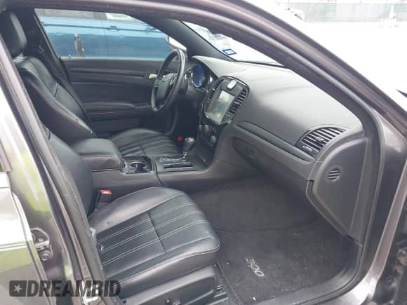 2013 Chrysler 300 S с VIN 2C3CCABT9DH681718, выставлен на аукционе IAAI как лот 43030800 с пробегом 176 908 миль миль и . История ставок и продаж доступна на DreamBid. Изображение 5.