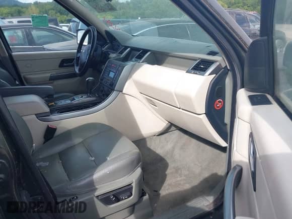 2006 Land Rover Range Rover Sport HSE z VIN SALSF254X6A981884, wystawiony jako IAAI lot #42932244 z przebiegiem 123 059 mil mil oraz . Historia ofert i sprzedaży dostępna na DreamBid. Obrazek 5.