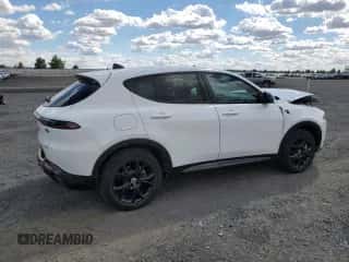 2024 Dodge Hornet R/T z VIN ZACPDFCW3R3A30341, wystawiony jako Copart lot #65537064 z przebiegiem 8 588 mil mil oraz Czysty tytuł • Clean title. Historia ofert i sprzedaży dostępna na DreamBid. Obrazek 3.