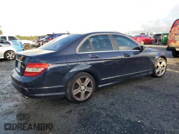 2010 Mercedes-Benz C 300 Sport z VIN WDDGF5EB7AR098225, wystawiony jako Copart lot #84482665 z przebiegiem 169 710 mil mil oraz Szkoda całkowita • Salvage title. Historia ofert i sprzedaży dostępna na DreamBid. Obrazek 3.