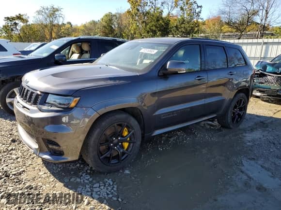 2021 Jeep Grand Cherokee Trackhawk z VIN 1C4RJFN93MC757896, wystawiony jako Copart lot #70516665 z przebiegiem 9 400 mil mil oraz Szkoda całkowita • Salvage title. Historia ofert i sprzedaży dostępna na DreamBid. Obrazek 1.
