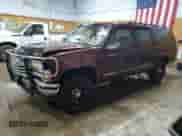 1994 Chevrolet Suburban z VIN 1GNFK16K5RJ382205, wystawiony jako Copart lot #77995064 z przebiegiem 294 600 mil mil oraz Czysty tytuł • Clean title. Historia ofert i sprzedaży dostępna na DreamBid. Obrazek 1.