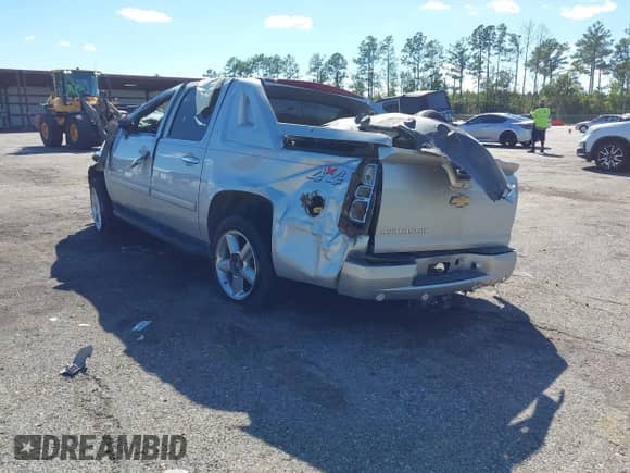 2011 Chevrolet Avalanche LT z VIN 3GNTKFE33BG223958, wystawiony jako IAAI lot #43435062 z przebiegiem 181 279 mil mil oraz . Historia ofert i sprzedaży dostępna na DreamBid. Obrazek 3.