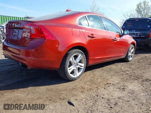 2015 Volvo S60 T5 Premier с VIN YV1612TB3F1309765, выставлен на аукционе IAAI как лот 42108221 с пробегом 103 874 миль миль и . История ставок и продаж доступна на DreamBid. Изображение 4.