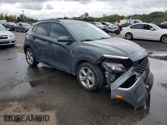 2022 Hyundai Kona SEL с VIN KM8K6CAB1NU769594, выставлен на аукционе Copart как лот 82153045 с пробегом 27 788 миль миль и Списание • Salvage title. История ставок и продаж доступна на DreamBid. Изображение 4.