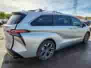 2025 Toyota Sienna Platinum с VIN 5TDERKEC0SS252907, выставлен на аукционе Copart как лот 84353665 с пробегом 9 411 миль миль и Списание • Salvage title. История ставок и продаж доступна на DreamBid. Изображение 3.