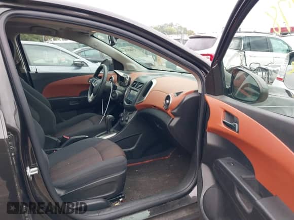 2016 Chevrolet Sonic LT с VIN 1G1JC5SG5G4124229, выставлен на аукционе IAAI как лот 43302978 с пробегом 105 226 миль миль и . История ставок и продаж доступна на DreamBid. Изображение 5.