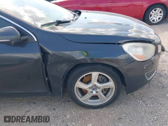 2013 Volvo S60 T5 Premier z VIN YV1612FS6D2185459, wystawiony jako IAAI lot #43140809 z przebiegiem 167 059 mil mil oraz . Historia ofert i sprzedaży dostępna na DreamBid. Obrazek 6.