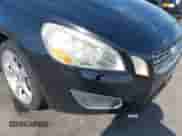 2013 Volvo S60 T5 Premier z VIN YV1612FS0D1213942, wystawiony jako IAAI lot #42667474 z przebiegiem 175 094 mil mil oraz . Historia ofert i sprzedaży dostępna na DreamBid. Obrazek 12.