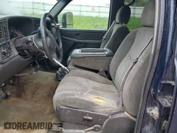 2005 Chevrolet Silverado 1500HD LT z VIN 1GCGK13UX5F820751, wystawiony jako Copart lot #57656495 z przebiegiem 246 321 mil mil oraz Czysty tytuł • Clean title. Historia ofert i sprzedaży dostępna na DreamBid. Obrazek 7.