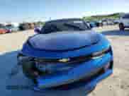 2017 Chevrolet Camaro 1LT z VIN 1G1FB3DXXH0156404, wystawiony jako Copart lot #43862664 z przebiegiem 96 475 mil mil oraz . Historia ofert i sprzedaży dostępna na DreamBid. Obrazek 5.