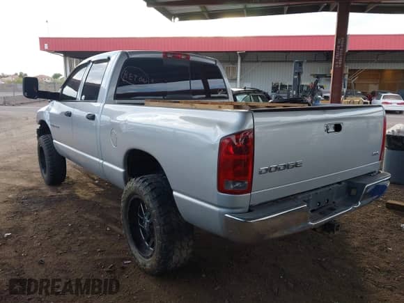 2004 Dodge 1500 SLT z VIN 1D7HA18D54S694696, wystawiony jako IAAI lot #43258346 z przebiegiem 317 029 mil mil oraz . Historia ofert i sprzedaży dostępna na DreamBid. Obrazek 3.